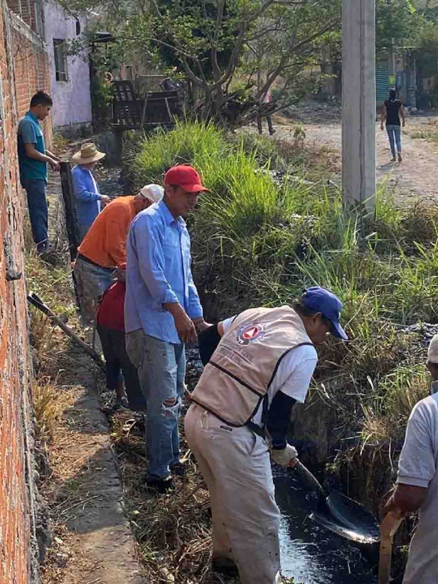 Pobladores de la colonia Narciso Mendoza participan en los trabajos.
