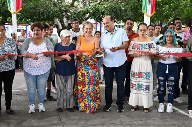 El alcalde, la presidenta del DIF municipal y vecinos de la colonia cortaron el listón inaugural.