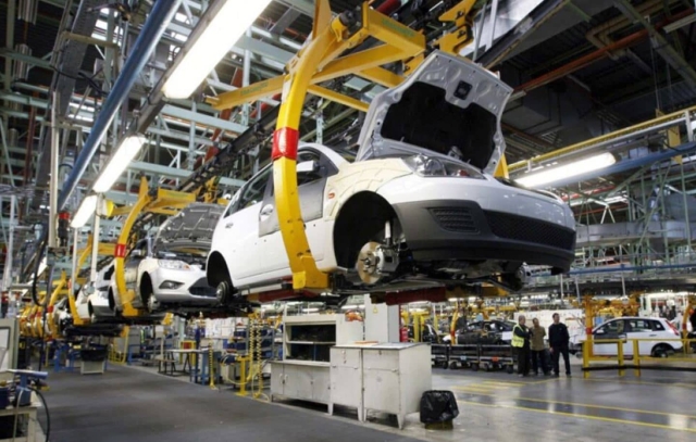 Producción de autos en México baja 26% interanual en octubre.