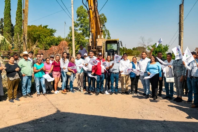 Autoridades y vecinos, presentes en el inicio de la primera etapa de la obra.