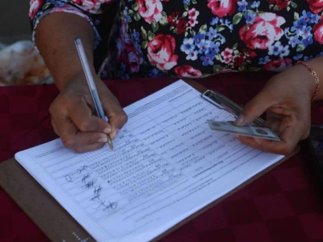 Ciudadanos recaban firmas para la revocación de mandato.