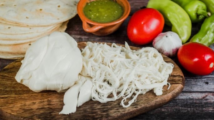 ¿Cuál es origen del queso Oaxaca o quesillo? Te contamos todo sobre este lácteo