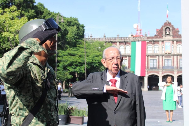 El secretario de Educación, Luis Arturo Cornejo, encabezó ayer la ceremonia de izamiento de bandera que realiza el gobierno del estado con motivo del mes patrio. 