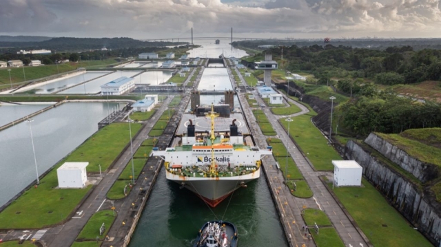 Plataforma flotante de SpaceX cruza el Canal de Panamá