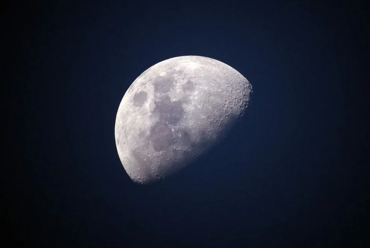 La Luna ejerce una poderosa influencia en cómo duermes