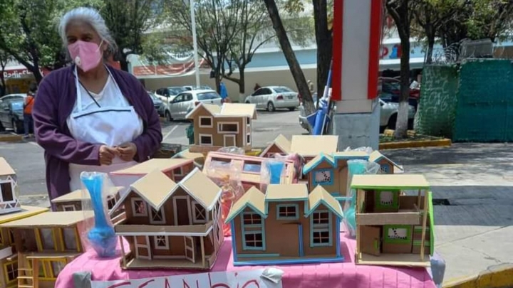 Abuelita crea casas de cartón y las intercambia por despensa.