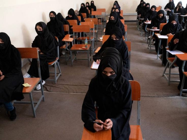Gobierno Talibán prohíbe que mujeres asistan a universidades en Afganistán