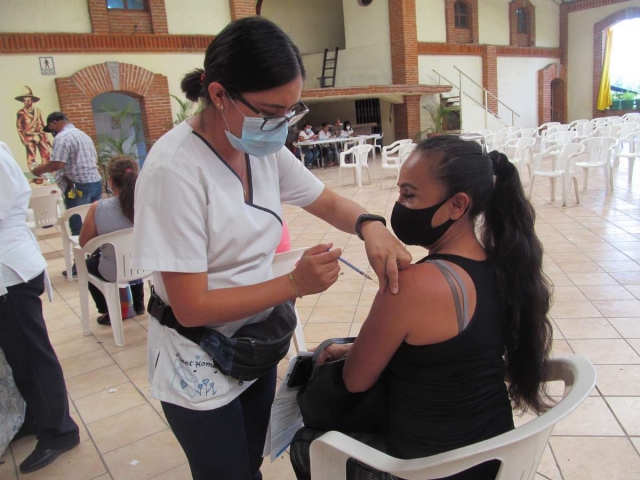 Comenzó la aplicación de la segunda dosis de la vacuna AstraZeneca en Tlaltizapán. Uno de los organizadores pidió paciencia y esperar la vacuna en su municipio.