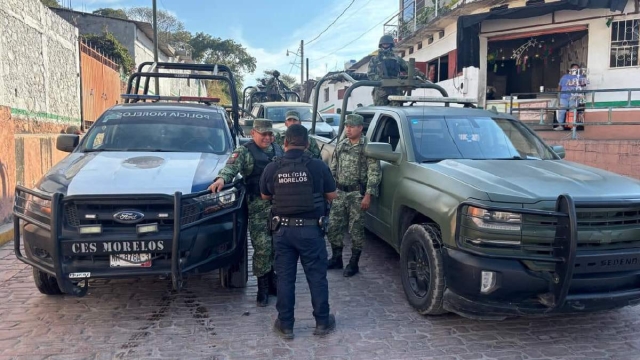 Mientras tanto, en diferentes municipios del estado, presidentes municipales están siendo resguardados por policías estatales… 