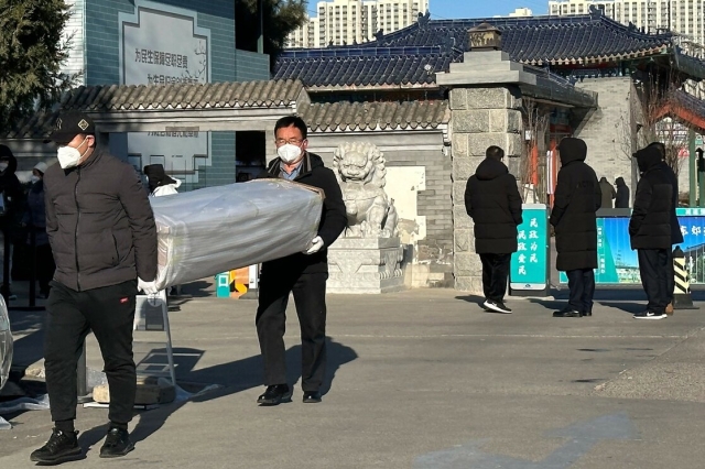 Crematorios desbordados en China por ola sin precedente de casos