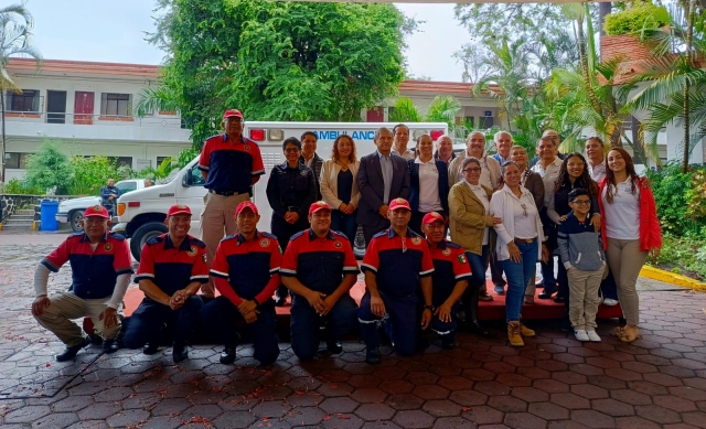 Dona club rotario ambulancia al H. Cuerpo de Bomberos de Cuernavaca