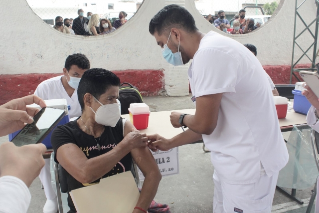 Culmina sin incidentes primer día de vacunación a mayores de 49 años en La Lagunilla