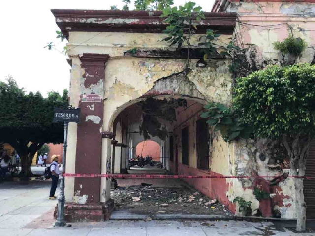 Colapsó parte del techo y falso plafón del denominado Portal Morelos, en el centro de la cabecera municipal de Cuautla.