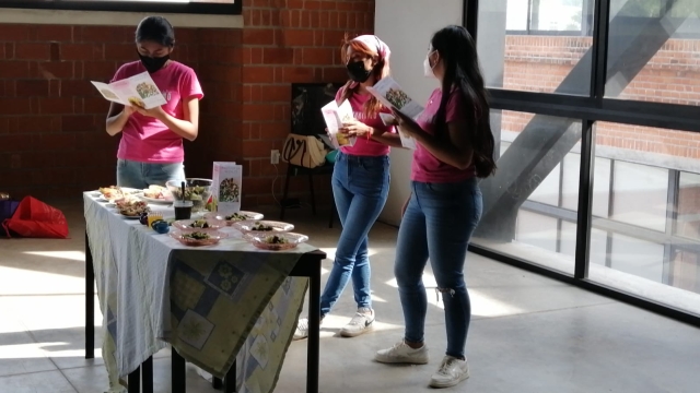 Estudiantes de Turismo llevan a cabo muestra gastronómica de alimentos funcionales en la UAEM