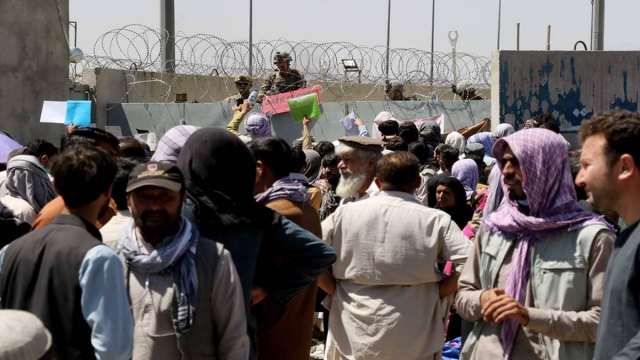 Talibanes garantizan que estudiantes volverán a la escuela.