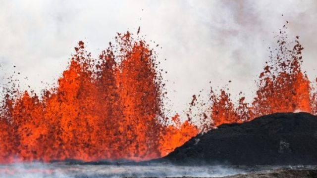 Volcán en Islandia registra quinta erupción desde diciembre; evacuan zona