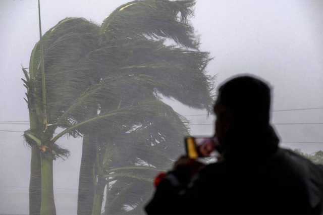 ‘Ian’ se degrada a tormenta en Florida, pero causa lluvias intensas y daños históricos