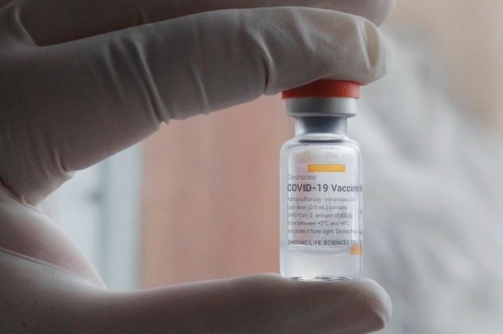 Por qué algunos países tienen brotes más mortíferos que otros pese a las vacunas