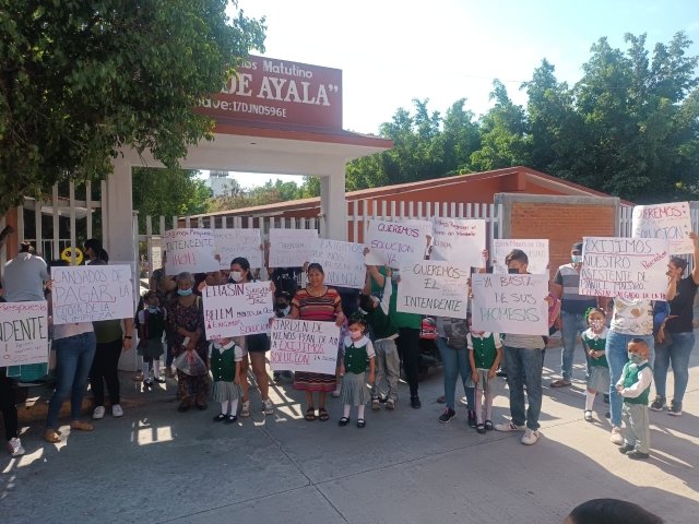 Protestan madres de familia del jardín de niños &#039;Plan de Ayala&#039; de Zacatepec