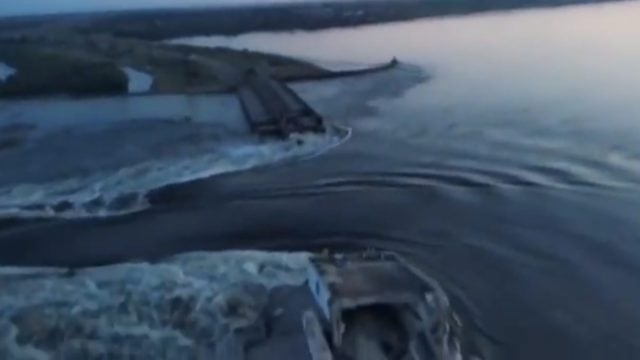 Zelenski condena el ‘terrorismo’ ruso tras la destrucción de una central hidroeléctrica