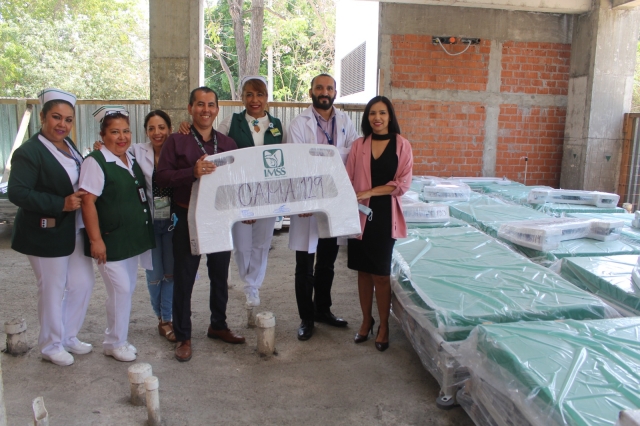 Entrega titular del IMSS Morelos camas para hospitalización del HGZ No. 5, en Zacatepec