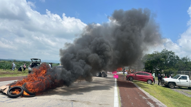 Endurecen presión pobladores de Amilcingo que bloquean autopista Siglo XXI