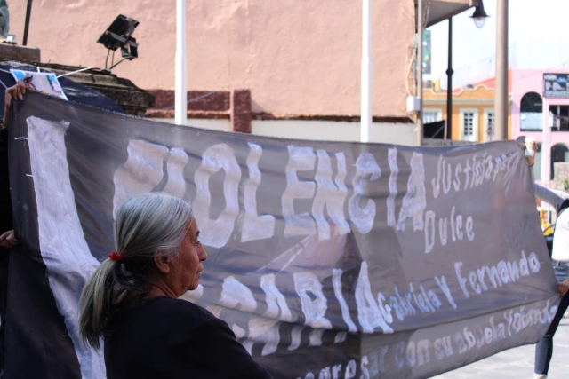 Familiares de Dulce Gabriela Flores González exigieron justicia por su asesinato y el de su hijo Fernando. 