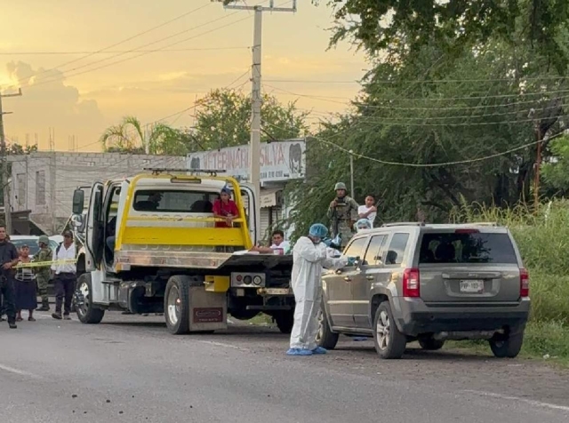 La ventanilla del conductor de la camioneta resultó con varios impactos de bala.