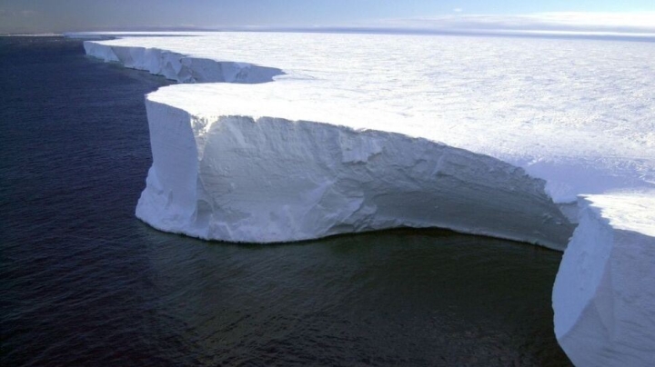 Se desprendió una masiva plataforma de hielo en la Antártida