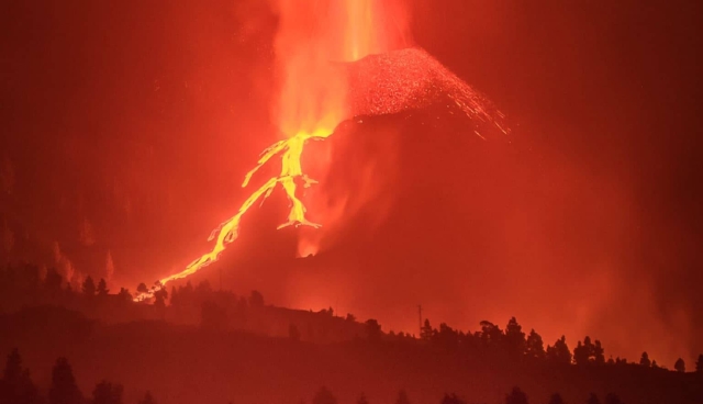 Prevén sismos por erupciones del &quot;Volcán Cumbre Vieja&quot;.