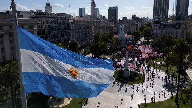 Protestan en Buenos Aires contra ajustes económicos de Milei