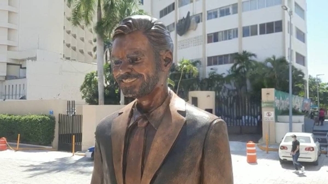 Reubicarán estatua de Eugenio Derbez.