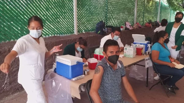 Más de dos mil personas acudieron al primer día de vacunación en Amacuzac.