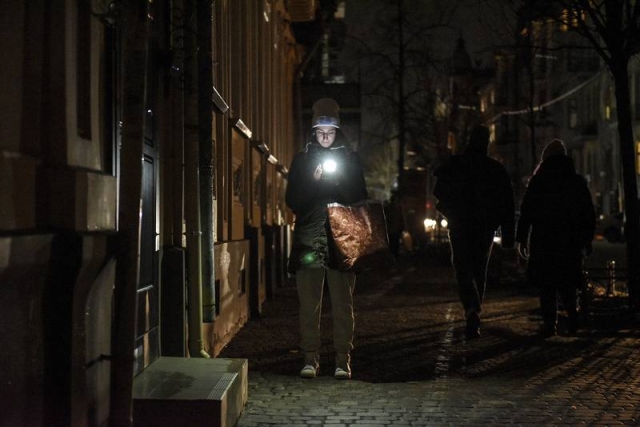 Sin luz, enfrentan invierno 9 millones de ucranianos