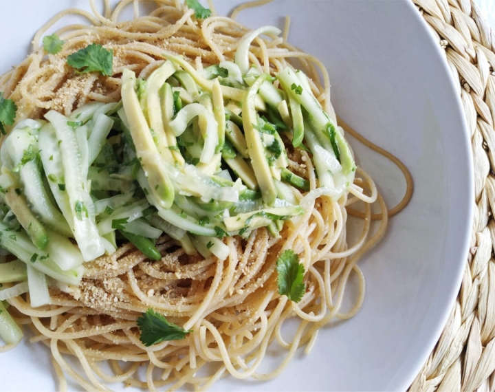 Espagueti cremoso con pepino, cena fácil que puedes hacer en poco tiempo