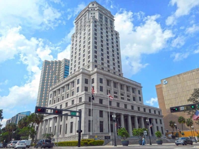 Cierran sede de tribunales de Miami por fallas estructurales.