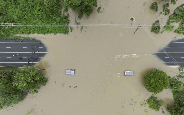 Huracán Ernesto deja a Puerto Rico sin luz; avanza hacia Bermudas