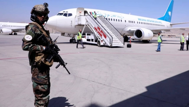 Talibanes impiden evacuación de 4 aviones.