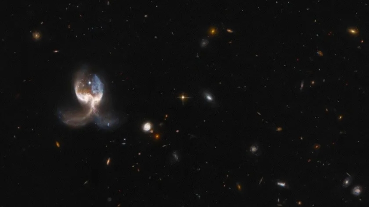 Hubble capta &quot;ala de ángel&quot;, se formó luego de fusión de 2 galaxias
