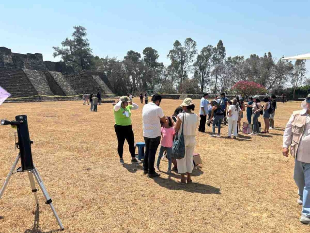 La zona arqueológica de Teopanzolco congregó ayer a más de mil observadores del eclipse.  
