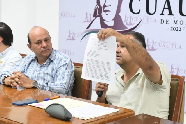 El alcalde (izquierda) y consejero jurídico del Ayuntamiento de Cuautla dieron detalles de las denuncias.