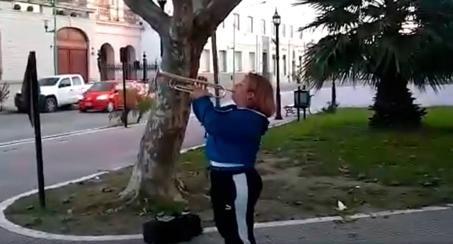 Lleva serenata a su papá afuera del hospital.