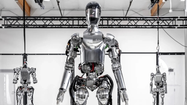 Innovación en la manufactura: BMW contrata robots humanoides con IA