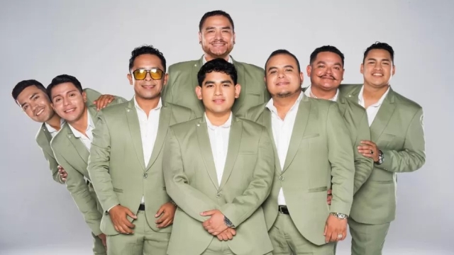 'Estamos hartos': Grupo Armonía 10 se presenta en escenario con chalecos antibalas y alza la voz contra la violencia