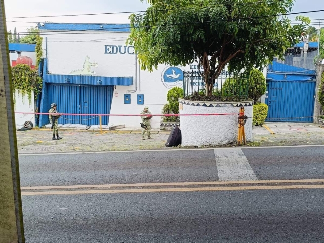 La maleta estaba afuera de un colegio.