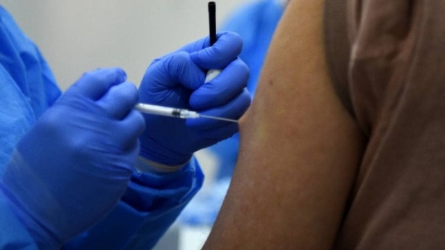 Detienen en Ecuador a enfermero que fingió aplicar vacuna COVID.