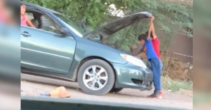 Niños logran reparar un carro tirado y huyen con el.