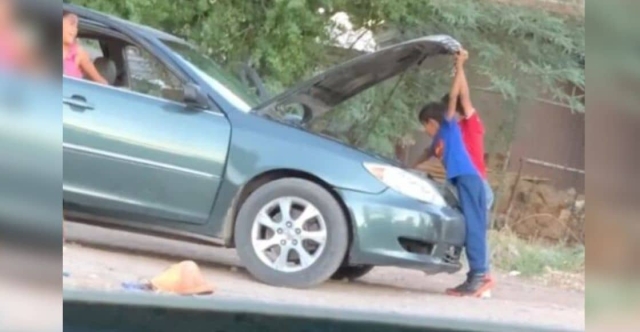 Niños logran reparar un carro tirado y huyen con el.