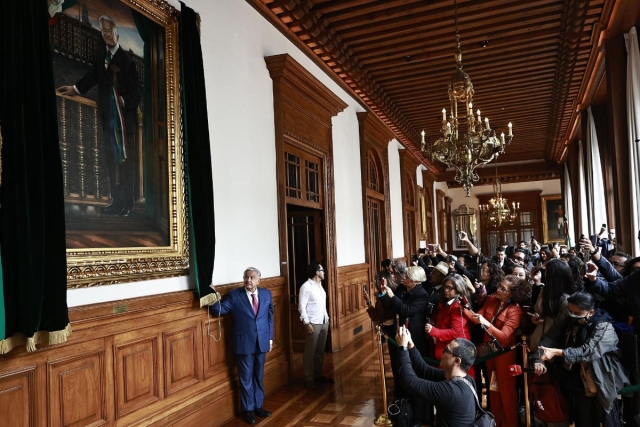 AMLO presenta su retrato oficial en Palacio Nacional