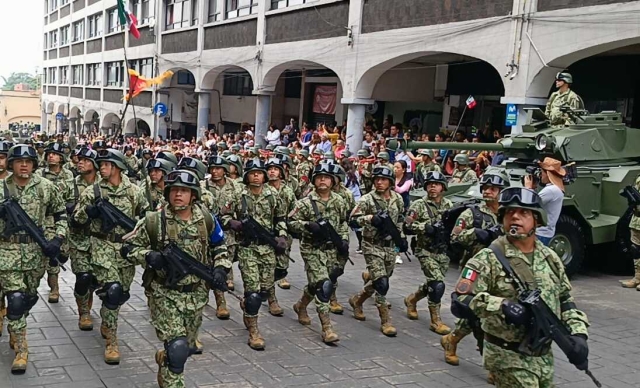 Efectúan tradicional desfile cívico-militar en el centro de Cuernavaca, este 16 de septiembre